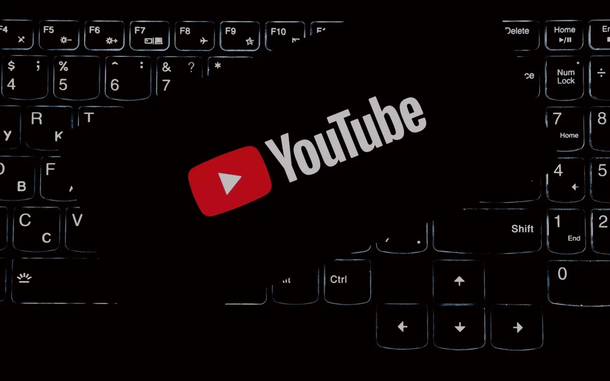 Логото на YouTube върху осветена клавиатура